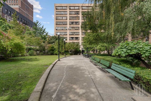 300 W 110th St Apt 6H, New York City, NY 10026