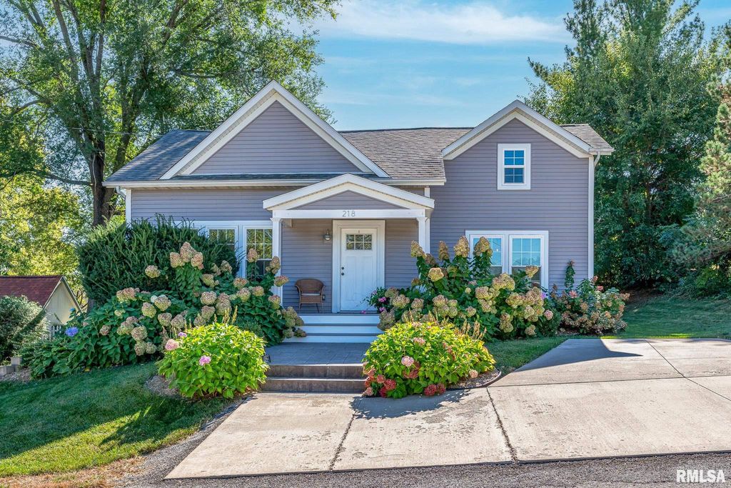 218 DODGE Street, Le Claire, IA 52753