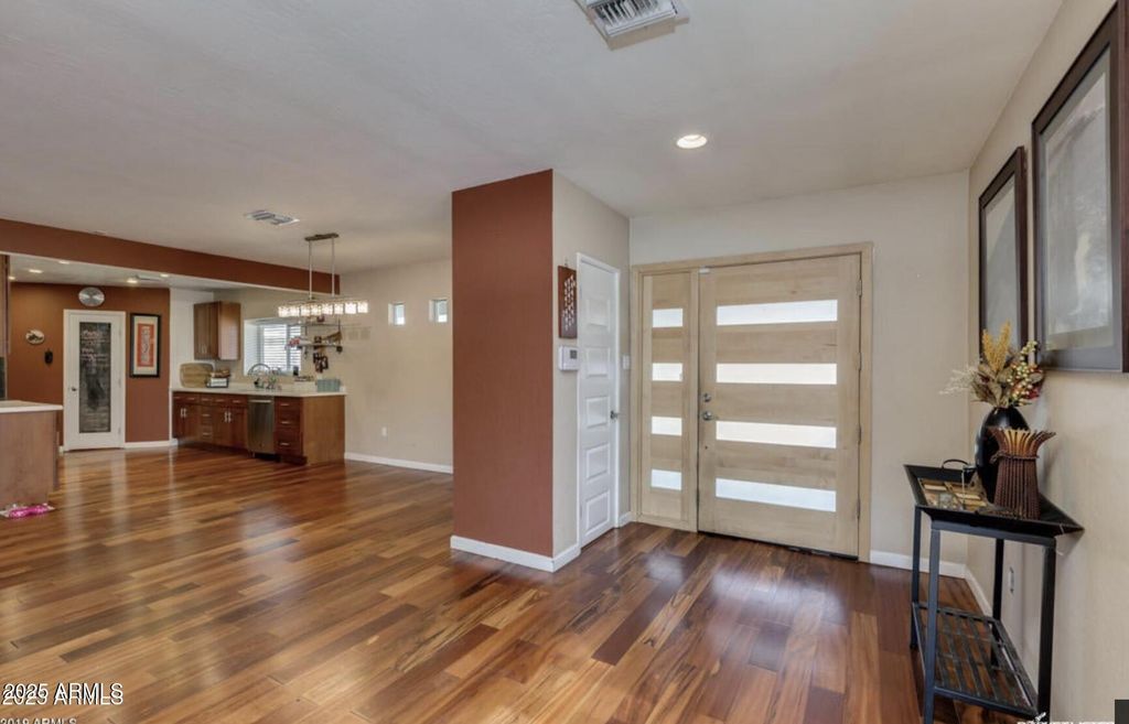 Image 4 of property listing at 2645 E GLENROSA Avenue, Phoenix, AZ 85016