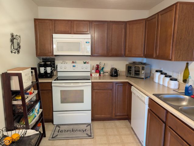 6407 Emerald Springs Drive, Indianapolis, IN 46221