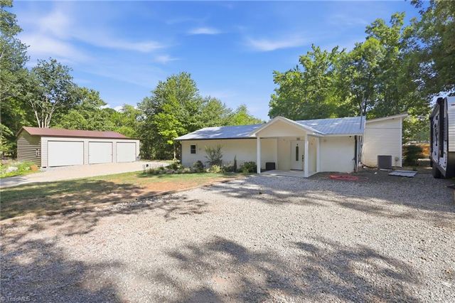 901 Decker Road, Thomasville, NC 27360