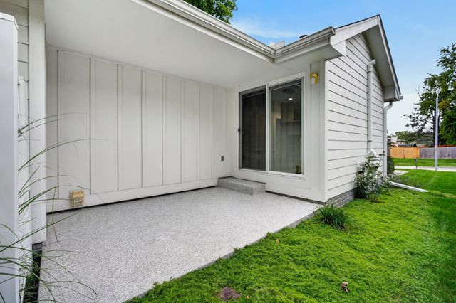 8003 Alpine Drive, Urbandale, IA 50322