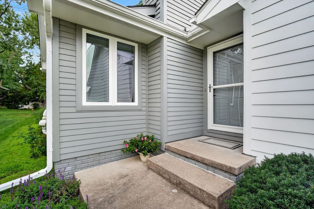 8003 Alpine Drive, Urbandale, IA 50322