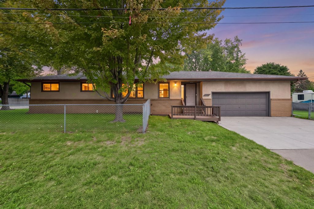 2267 Mohawk Road E, North Saint Paul, MN 55109 — exterior