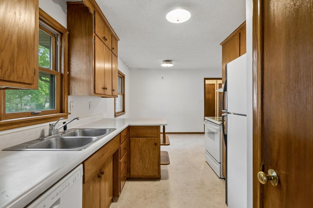 2267 Mohawk Road E, North Saint Paul, MN 55109 — photo 3