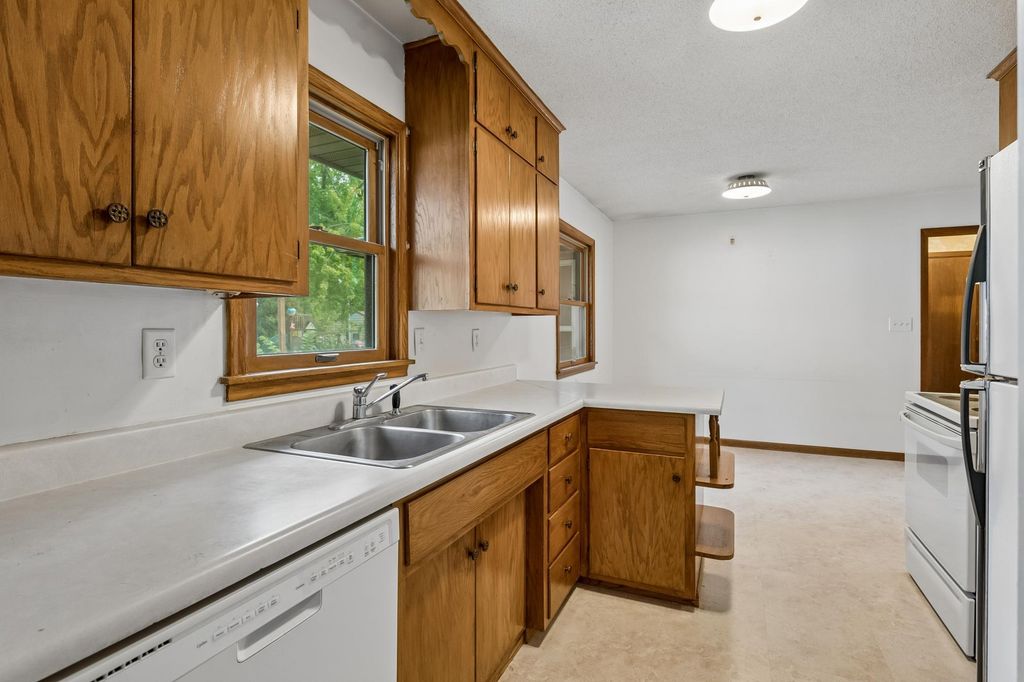 2267 Mohawk Road E, North Saint Paul, MN 55109 — photo 5