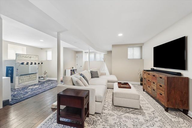 4929 N Fairfield Avenue, Chicago, IL 60625