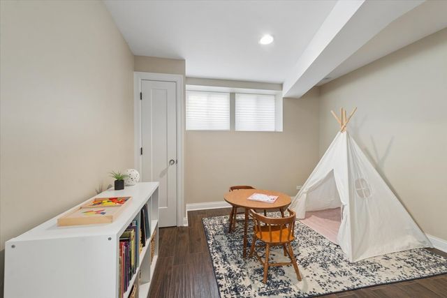 4929 N Fairfield Avenue, Chicago, IL 60625