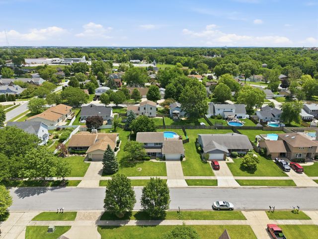 730 Meadow Lane, Crown Point, IN 46307