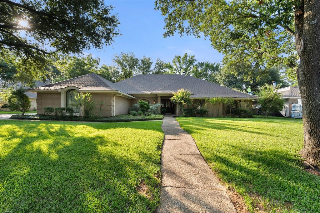 1112 Country Club Court, Mansfield, TX 76063