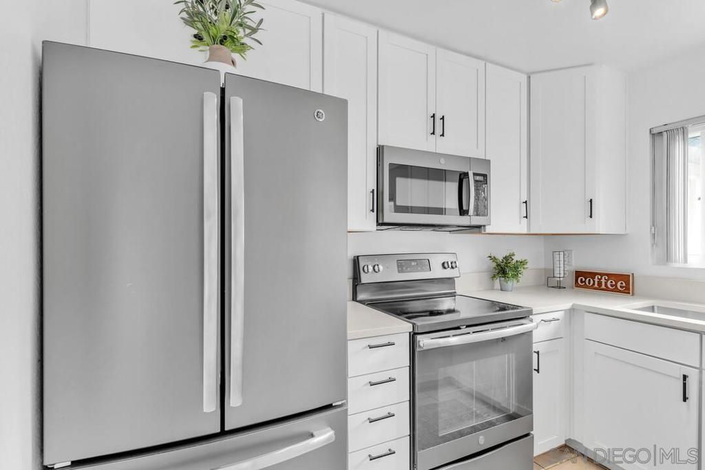 Image 10 of property listing at 11235 Avenida De Los Lobos C, San Diego, CA 92128