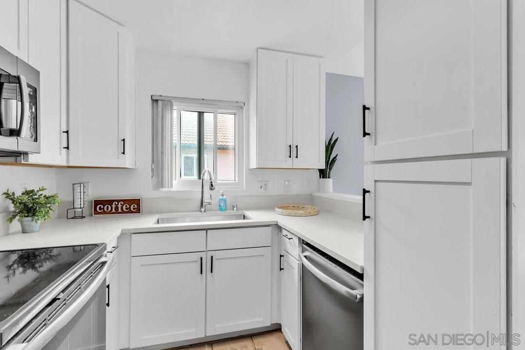 Image 12 of property listing at 11235 Avenida De Los Lobos C, San Diego, CA 92128