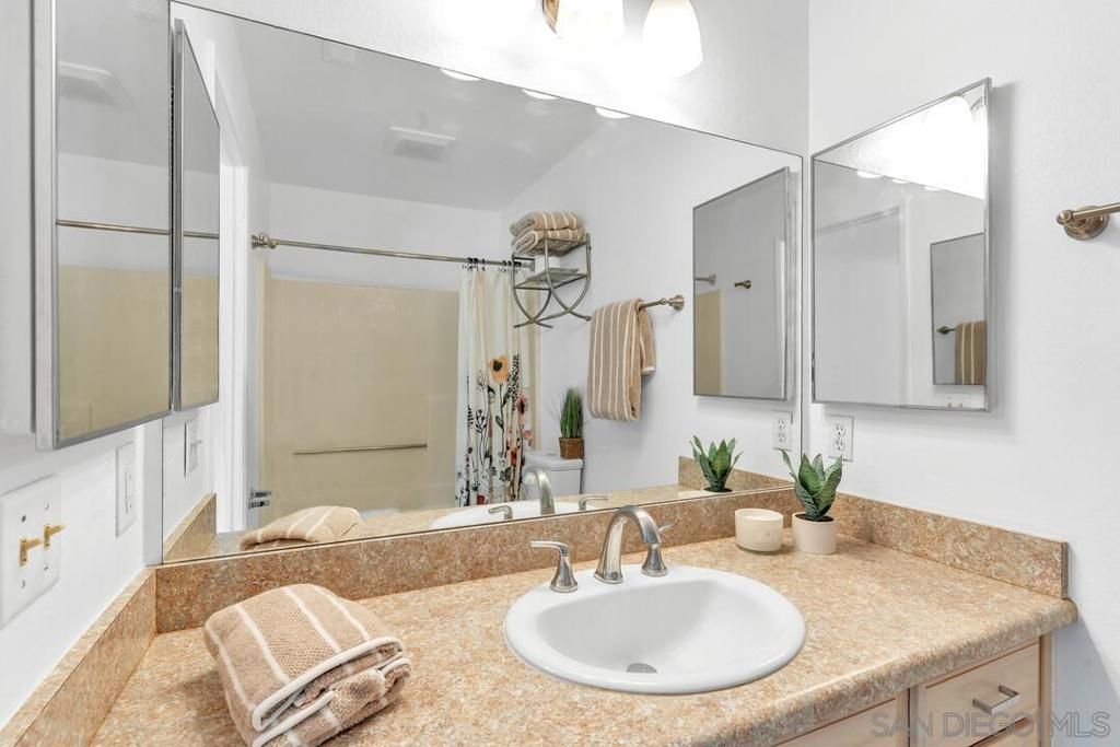 Image 24 of property listing at 11235 Avenida De Los Lobos C, San Diego, CA 92128