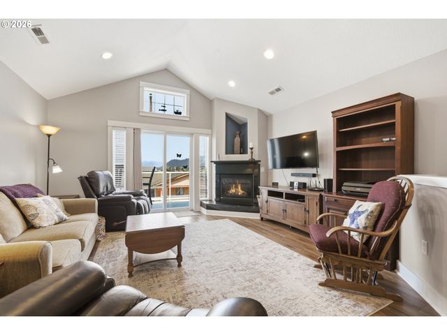 120 N 3RD Ave, Rockaway Beach, OR 97136
