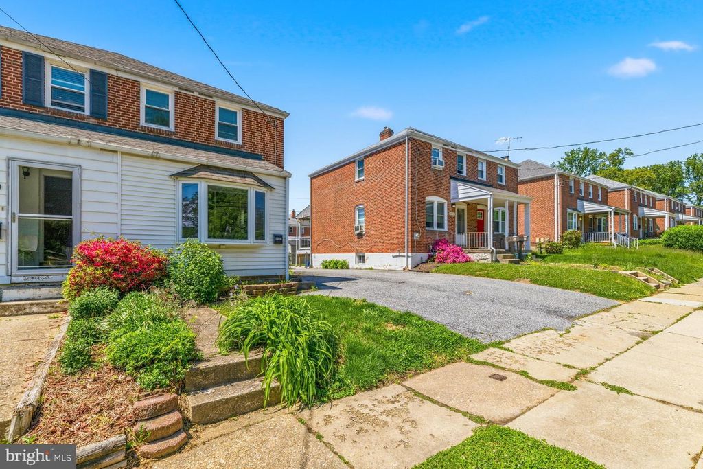 Image 1 of property listing at 8530 OAKLEIGH RD, Parkville, MD 21234