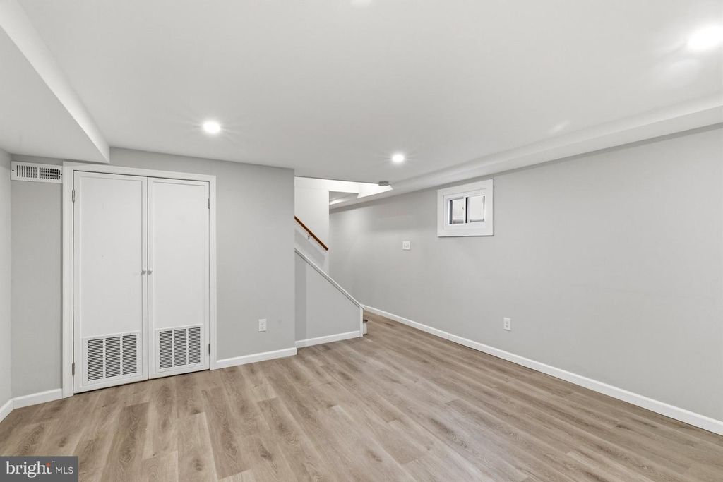 Image 10 of property listing at 8530 OAKLEIGH RD, Parkville, MD 21234