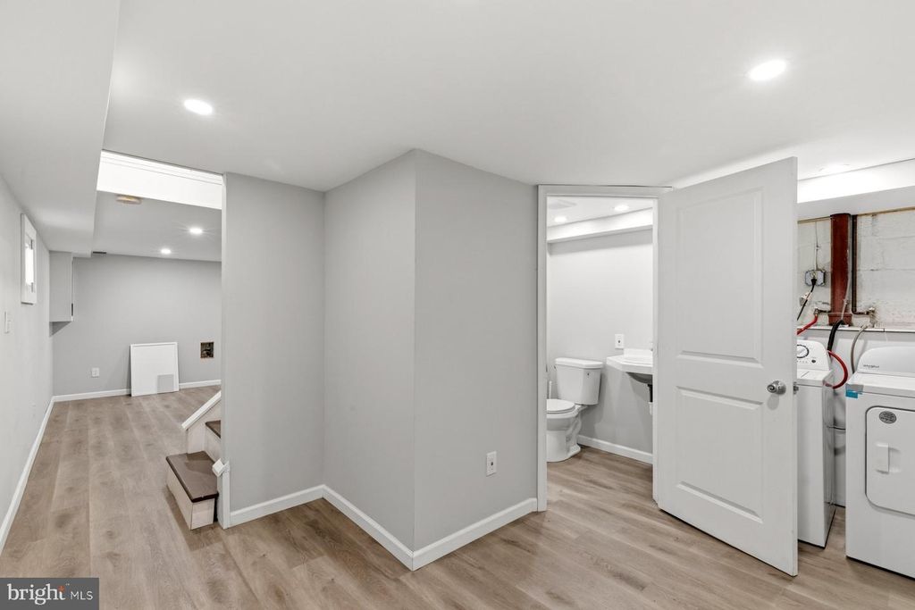 Image 11 of property listing at 8530 OAKLEIGH RD, Parkville, MD 21234