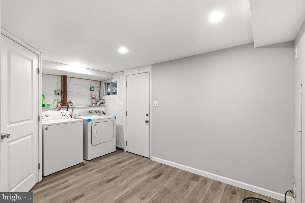 Image 12 of property listing at 8530 OAKLEIGH RD, Parkville, MD 21234