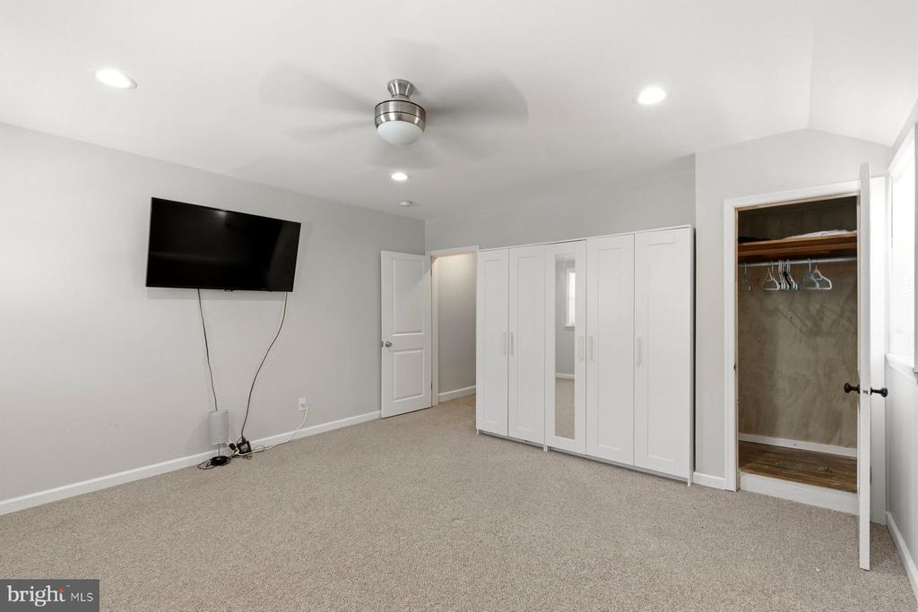 Image 13 of property listing at 8530 OAKLEIGH RD, Parkville, MD 21234