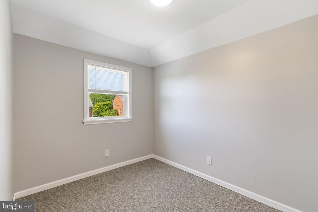 Image 16 of property listing at 8530 OAKLEIGH RD, Parkville, MD 21234
