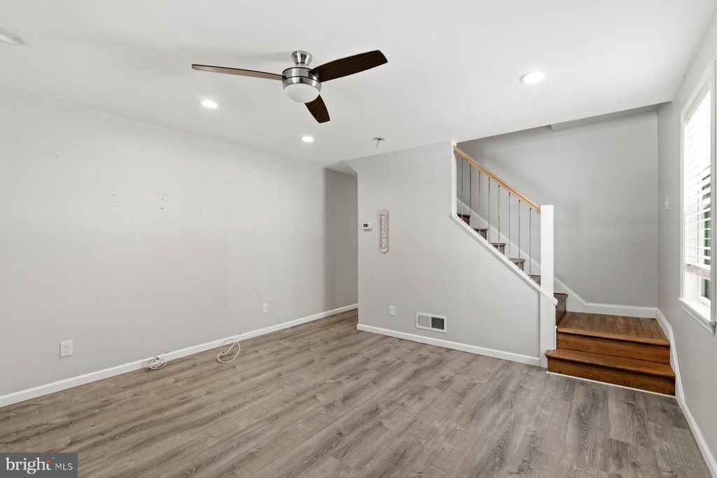 Image 3 of property listing at 8530 OAKLEIGH RD, Parkville, MD 21234
