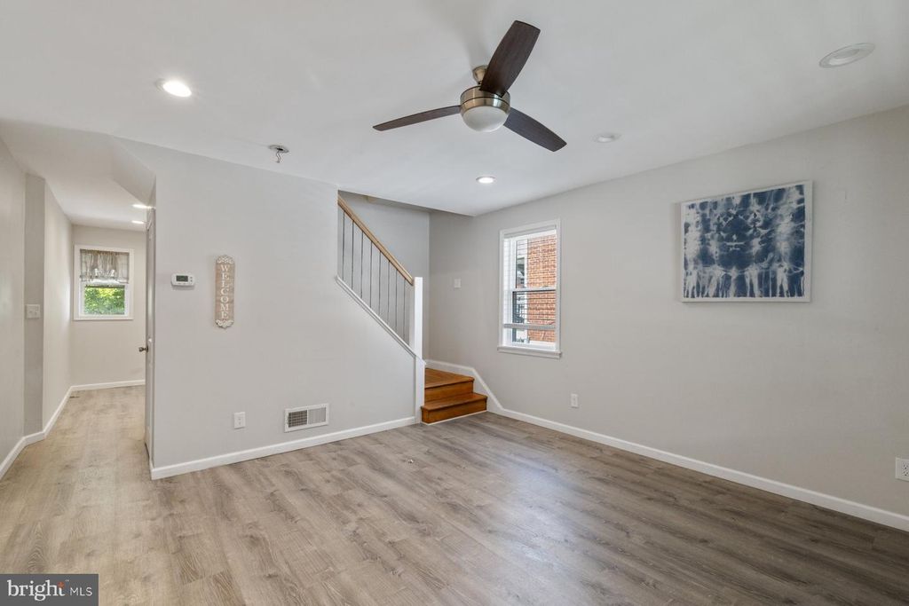 Image 4 of property listing at 8530 OAKLEIGH RD, Parkville, MD 21234