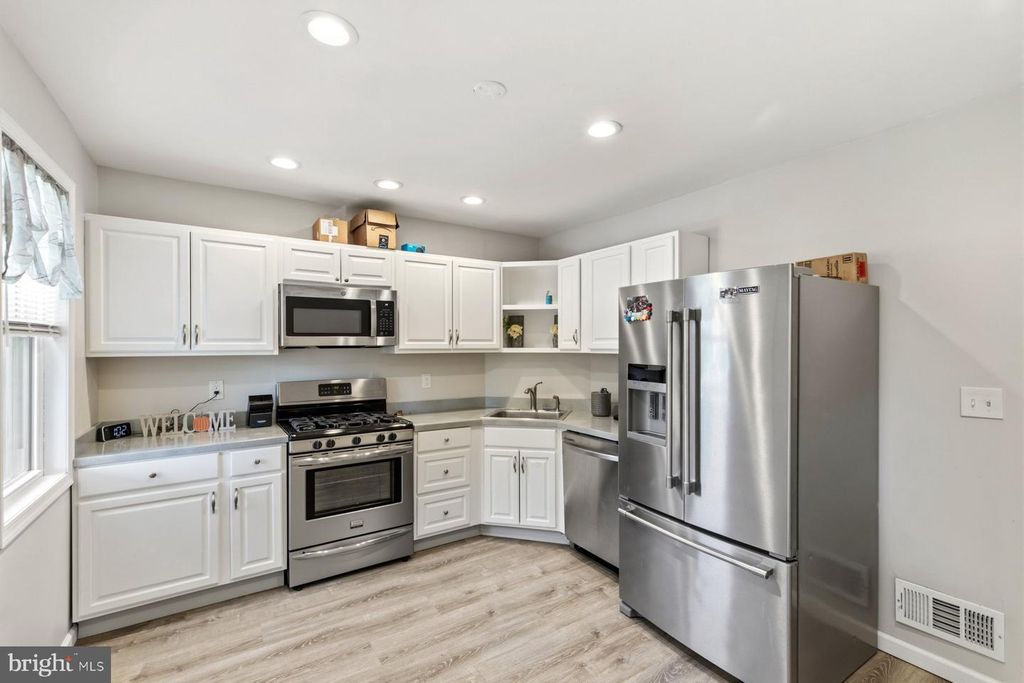 Image 7 of property listing at 8530 OAKLEIGH RD, Parkville, MD 21234