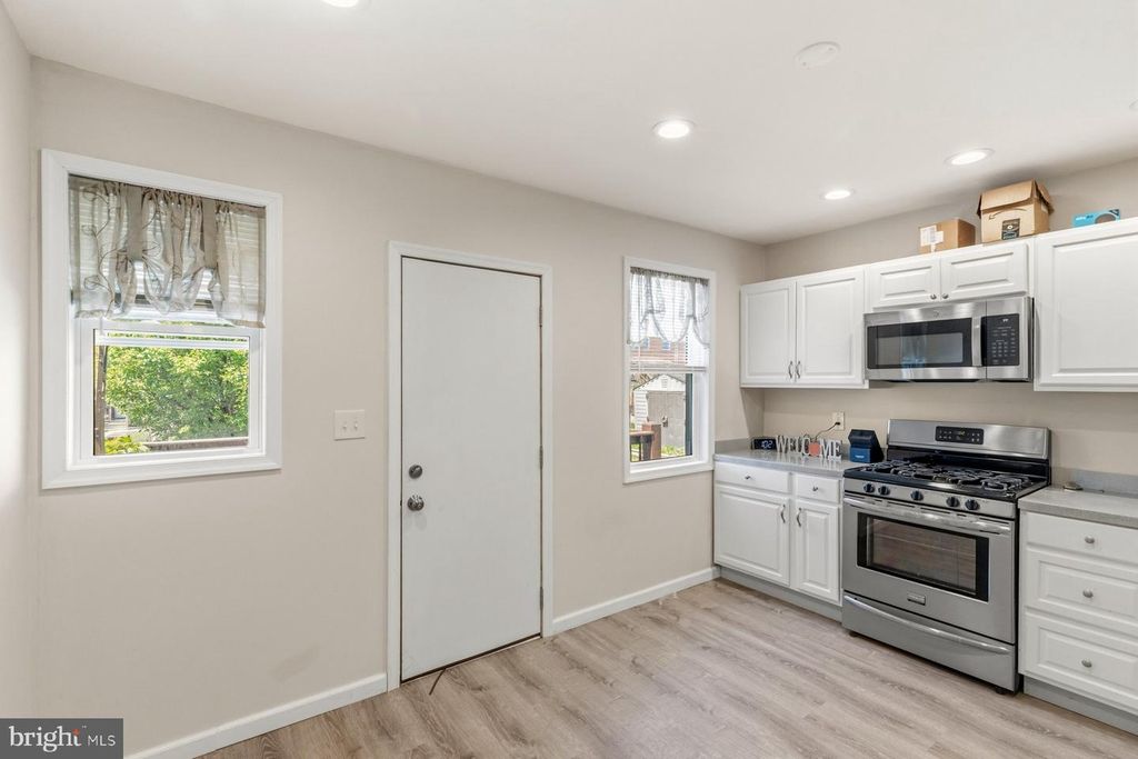 Image 8 of property listing at 8530 OAKLEIGH RD, Parkville, MD 21234