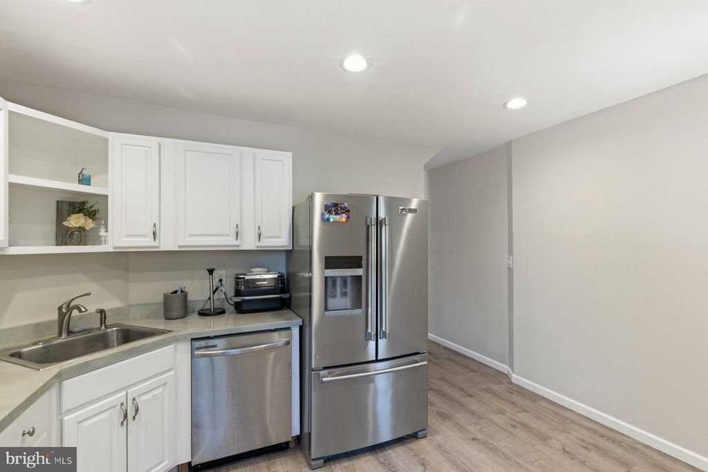 Image 9 of property listing at 8530 OAKLEIGH RD, Parkville, MD 21234