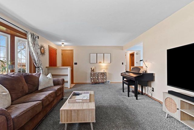 142 W PECKHAM STREET, Neenah, WI 54956