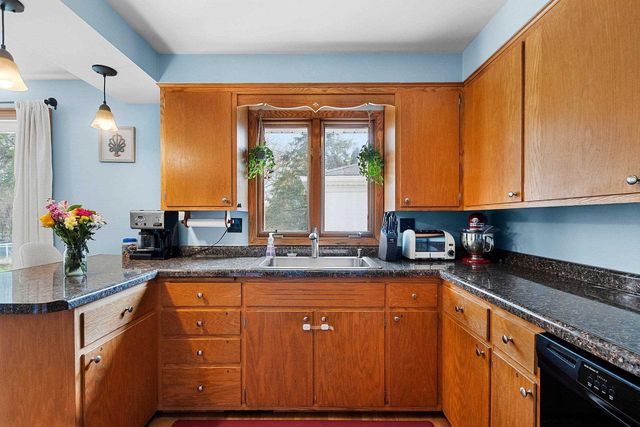 142 W PECKHAM STREET, Neenah, WI 54956