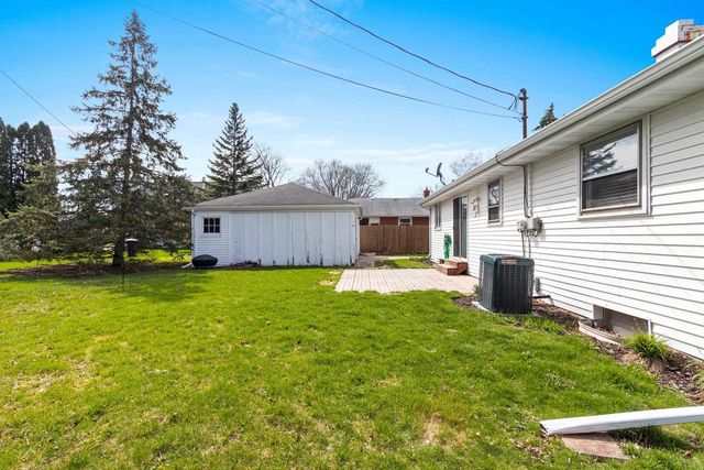 142 W PECKHAM STREET, Neenah, WI 54956