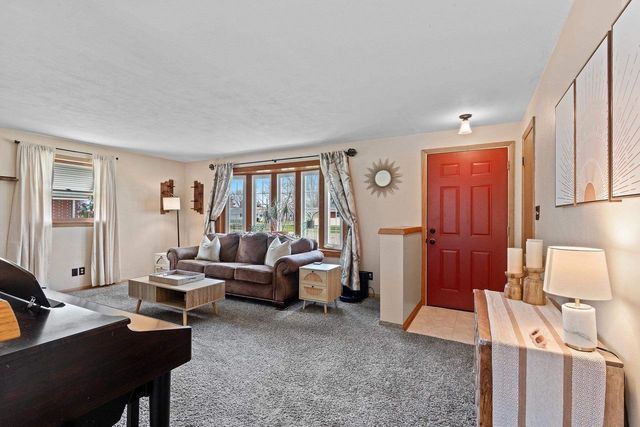 142 W PECKHAM STREET, Neenah, WI 54956