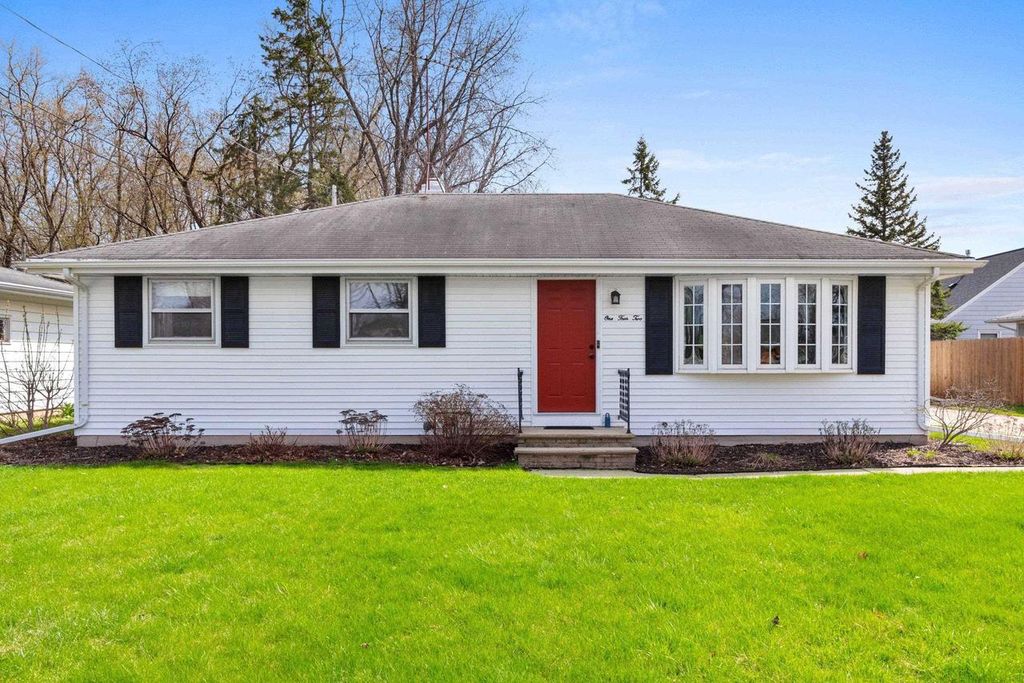 142 W PECKHAM STREET, Neenah, WI 54956
