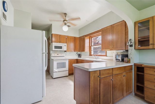 1526 C Ave NW, Cedar Rapids, IA 52405