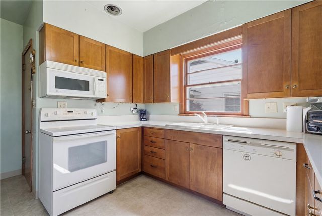 1526 C Ave NW, Cedar Rapids, IA 52405