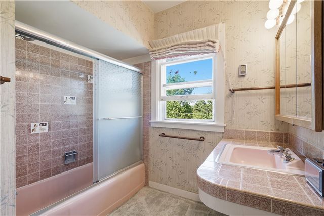 1526 C Ave NW, Cedar Rapids, IA 52405