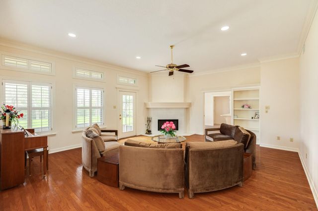 95 Rosewood Street, Lake Jackson, TX 77566