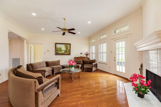 95 Rosewood Street, Lake Jackson, TX 77566