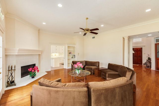 95 Rosewood Street, Lake Jackson, TX 77566