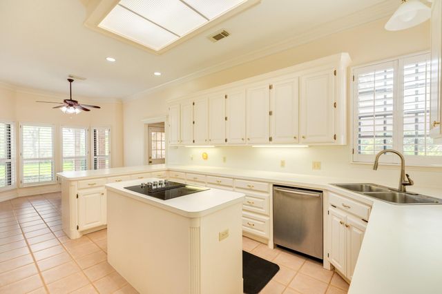 95 Rosewood Street, Lake Jackson, TX 77566