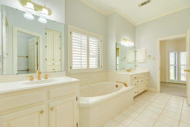 95 Rosewood Street, Lake Jackson, TX 77566