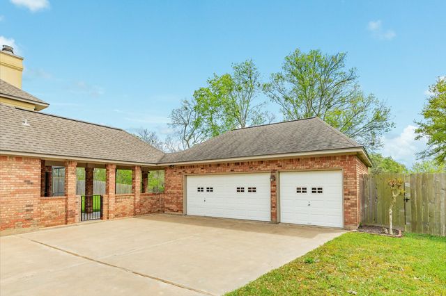 95 Rosewood Street, Lake Jackson, TX 77566