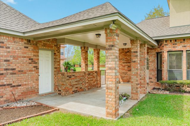 95 Rosewood Street, Lake Jackson, TX 77566