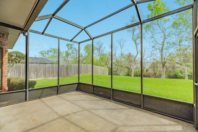 95 Rosewood Street, Lake Jackson, TX 77566