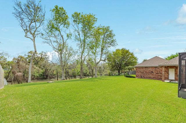 95 Rosewood Street, Lake Jackson, TX 77566