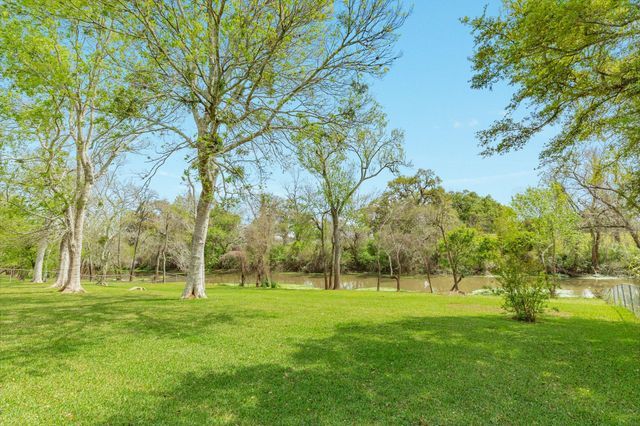 95 Rosewood Street, Lake Jackson, TX 77566