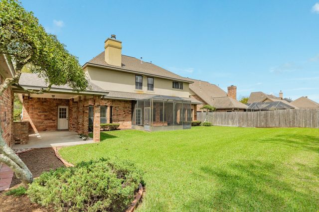 95 Rosewood Street, Lake Jackson, TX 77566