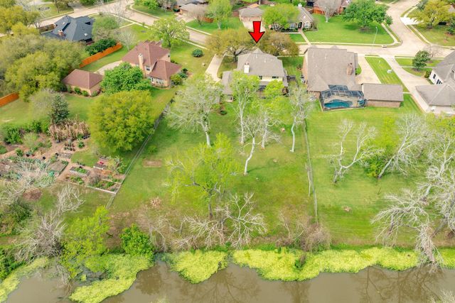 95 Rosewood Street, Lake Jackson, TX 77566