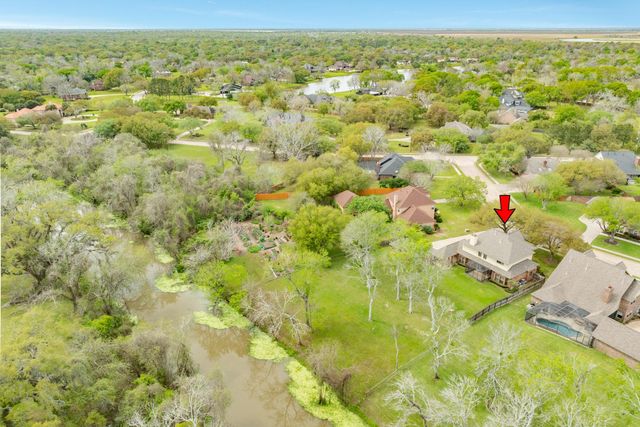 95 Rosewood Street, Lake Jackson, TX 77566